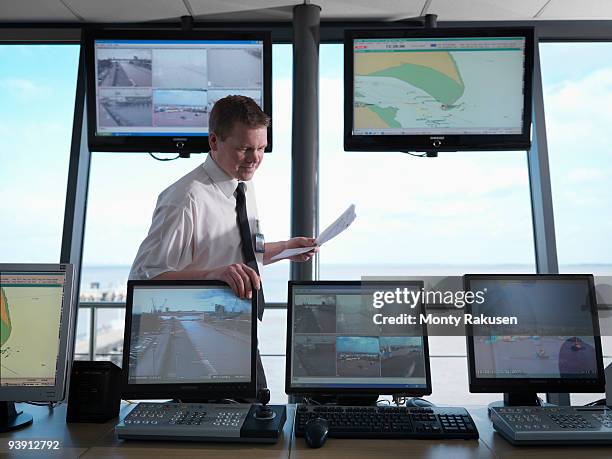 port worker in control tower - port airport imagens e fotografias de stock