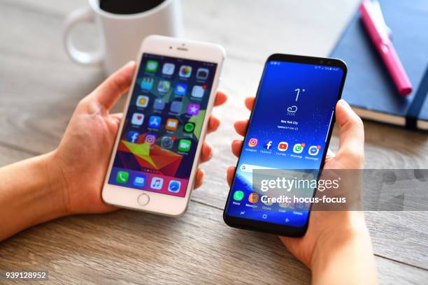 samsung galaxy s s9 plus und apple iphone 6 plus smart-phones - samsung galaxy s stock-fotos und bilder