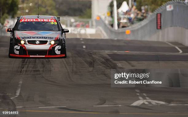 Lee Holdsworth drives the Garry Rogers Motorsport Holden during qualifying for race 25 of the Sydney 500 Grand Finale, which is round 14 of the V8...