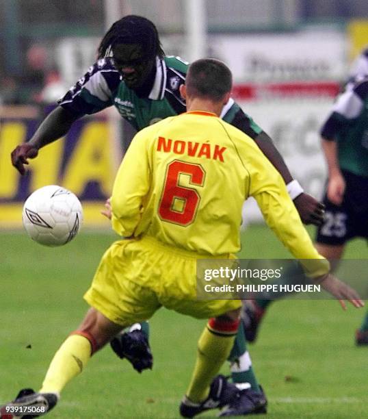 Le joueur de Sedan Salif Diao est à la lutte avec le défenseur de Pribram Rober Novak, le 20 septembre 2001 au stade de Pribram lors du match...