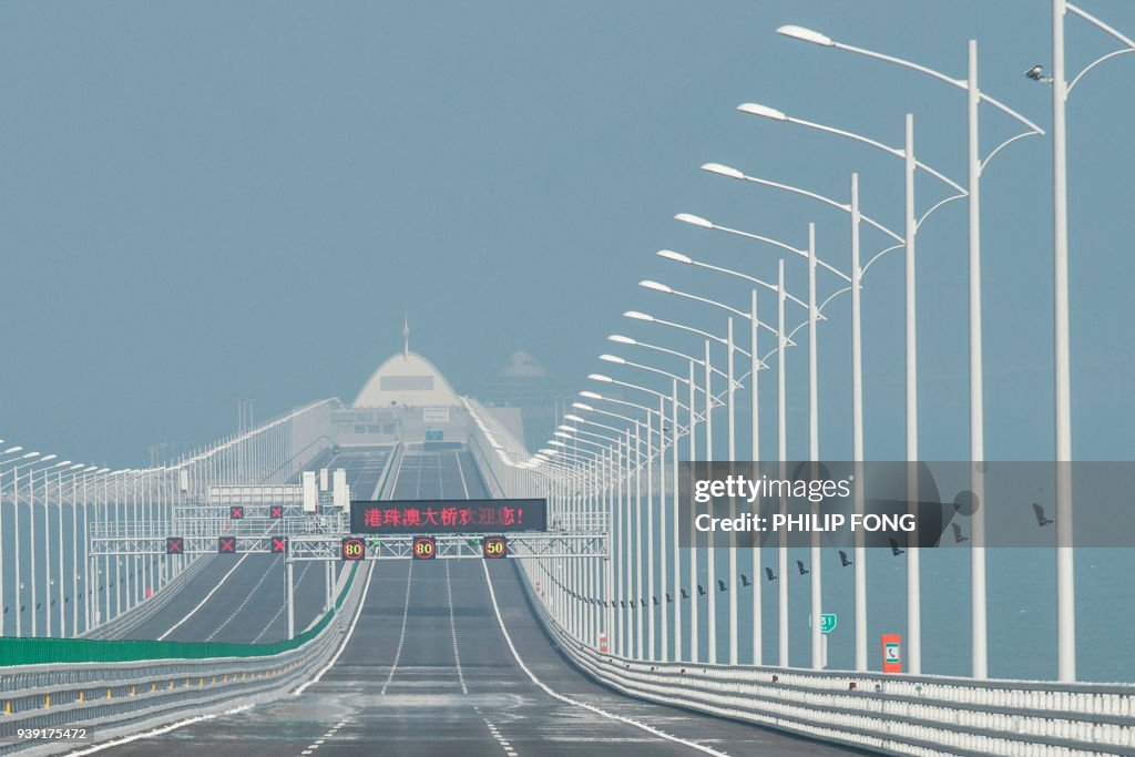 TOPSHOT-HONG KONG-MACAU-CHINA-POLITICS-ECONOMICS-BRIDGE