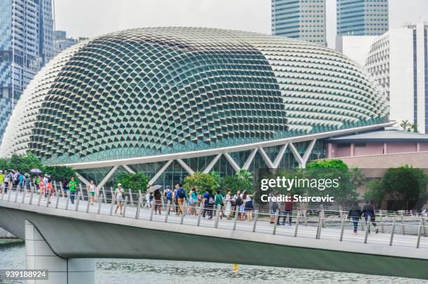 moderne architectuur in singapore - de esplanade - promenade stockfoto's en -beelden