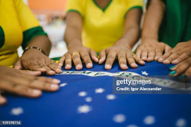 tavolo d'incontro con bandiera brasiliana - brazilian flag foto e immagini stock