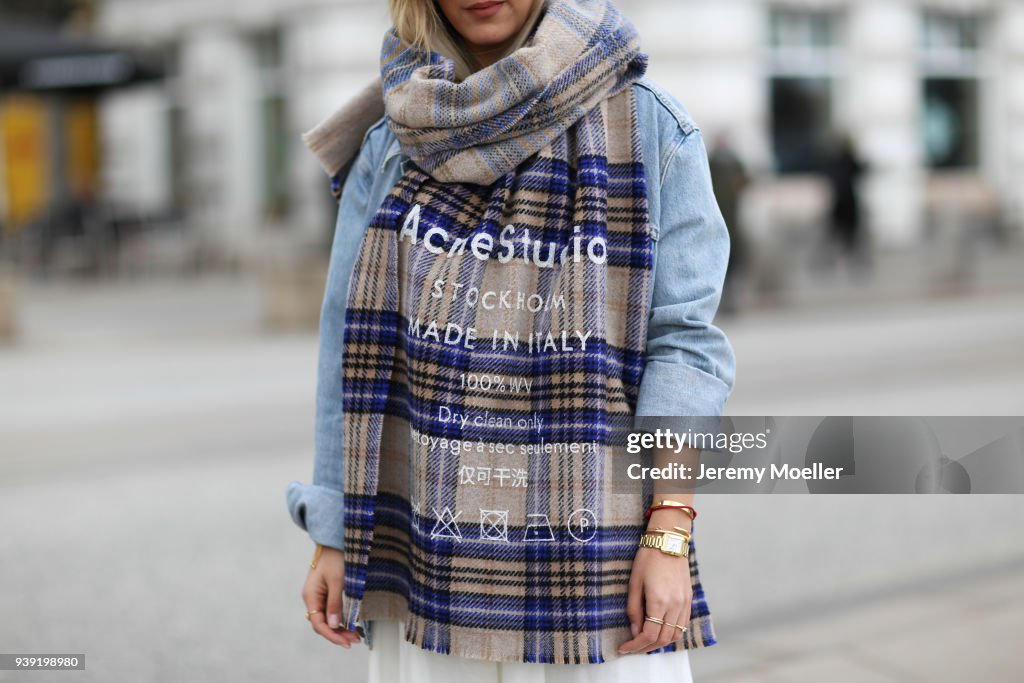 Infantil ozono Obsesión Aylin Koenig wearing a Levis Jeans jacket, Acne Studios scarf,...  Fotografía de noticias - Getty Images