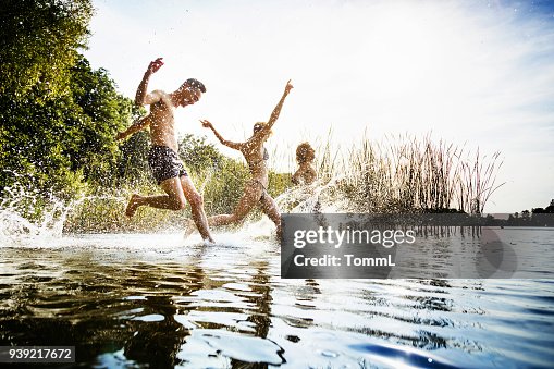 Vrienden samen spetteren In Water bij Lake Vrienden samen spetteren In Water bij Lake