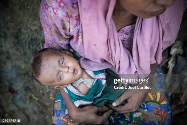muslimische rohingya-mutter und baby - vertriebene stock-fotos und bilder