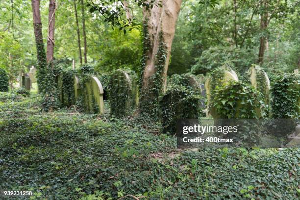 highgate cemetery - highgate stock-fotos und bilder