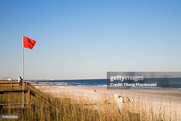 high surf warning, jacksonville beach, florida - vlag planten stockfoto's en -beelden