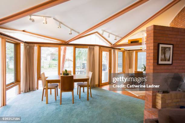 light filled open dining room area.  no people. - catherine ledner foto e immagini stock