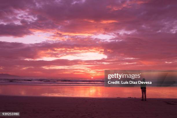 sunset in the lanzada beach - romantische stimmung stock-fotos und bilder