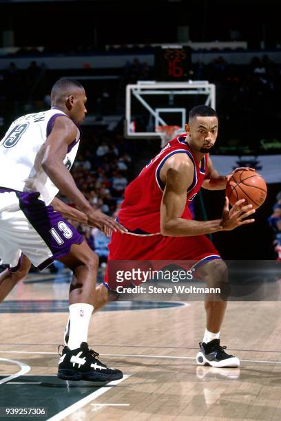 Juwan Howard of the Washington Bullets handles the ball against the Milwaukee Bucks on December 30, 1995 at the Bradley Center in Milwaukee,...