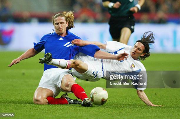 Emmanuel Petit of France challenges Alexei Smertin of Russia during the International Friendly match played at the Stade de France, in St Denis,...