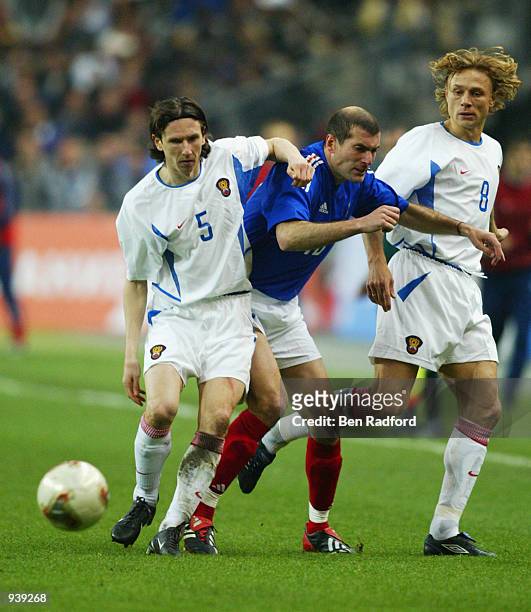 Zinedine Zidane of France finds no way past Alexei Smertin and Valeri Karpin of Russia during the International Friendly match played at the Stade de...