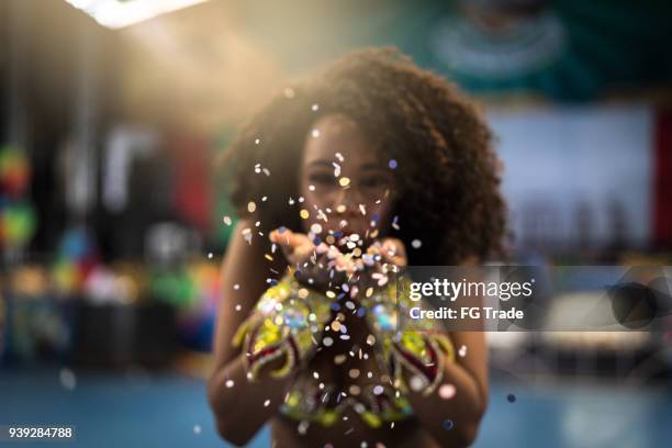 donna brasiliana che celebra il carnevale - carnevale foto e immagini stock
