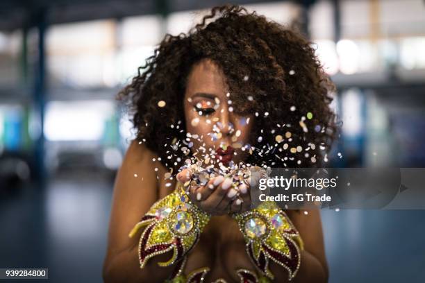 donna brasiliana che celebra il carnevale - samba foto e immagini stock