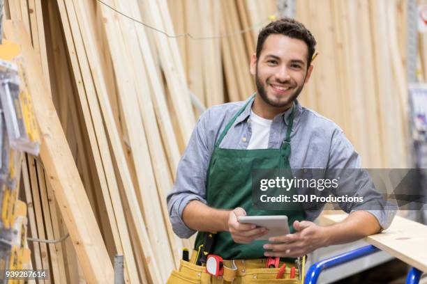 retrato de empleado de confianza patio madera - hardware store fotografías e imágenes de stock