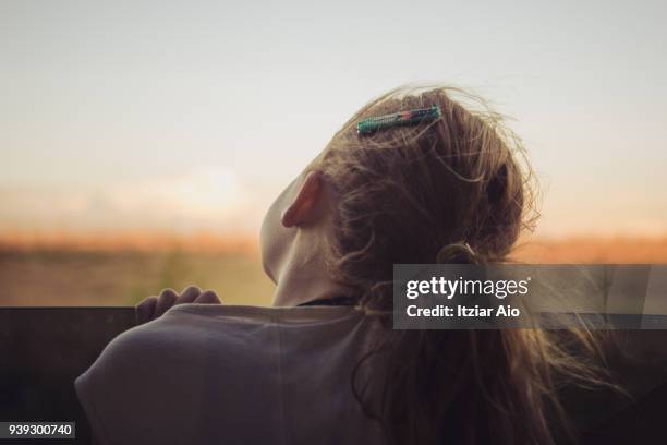 girl looking out of car window - car rear imagens e fotografias de stock