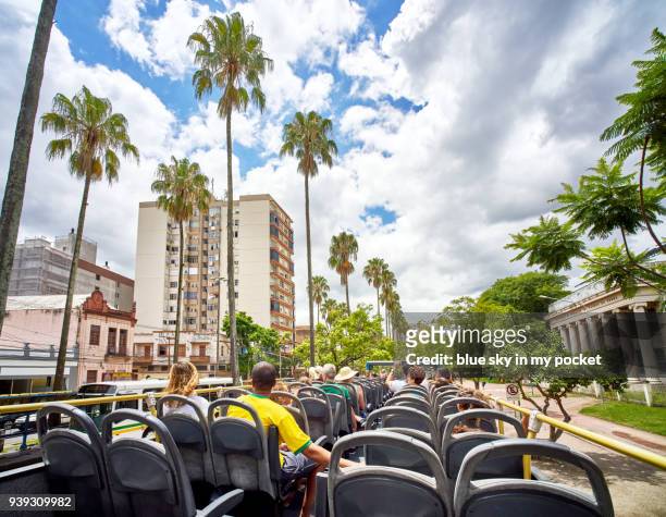 an open top bus traveling along avenida osvaldo aranha, porto alegre, brazil. - aranha stock-fotos und bilder