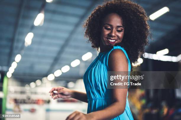 samba dança mulher maravilhosa - carnaval in rio de janeiro - fotografias e filmes do acervo