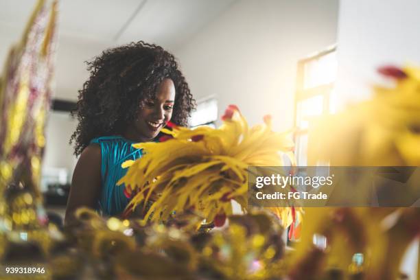 mulher brasileira se preparando para o carnaval - carnaval in rio de janeiro - fotografias e filmes do acervo