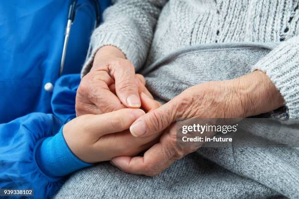 nurising asistente, una mano de ayuda - belleza y salud fotografías e imágenes de stock