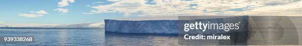 南極聲與浮動表格冰山全景 - antarctic sound 個照片及圖片檔