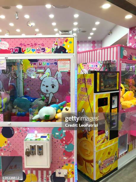 ximen - taipei claw games store - arcade cabinet stock pictures, royalty-free photos & images