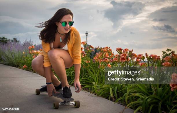 weibliche skateboarder - windsor ontario stock-fotos und bilder