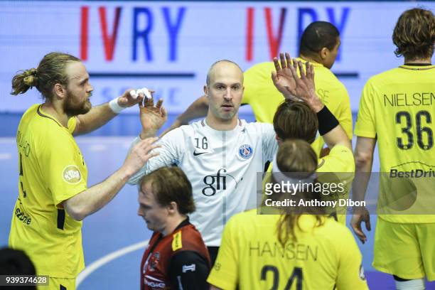 Thierry Omeyer and team of PSG celebrate the victory during the Lidl Star Ligue match between Ivry and Paris Saint Germain on March 28, 2018 in...