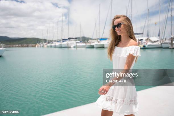 schöne frau in einem weißen kleid auf der yacht-hafen-club - yacht club stock-fotos und bilder