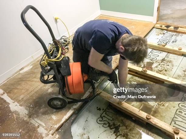 klempner treibt einen kolben entleeren in abfluss, es sprünge zu helfen - abfluss stock-fotos und bilder