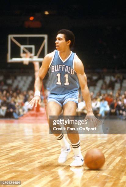 Chuck Williams of the Buffalo Braves dribbles the ball against the New Jersey Nets during an NBA basketball game circa 1977 at the Rutgers Athletic...