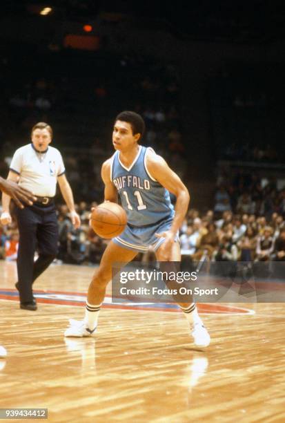 Chuck Williams of the Buffalo Braves dribbles the ball against the New Jersey Nets during an NBA basketball game circa 1977 at the Rutgers Athletic...