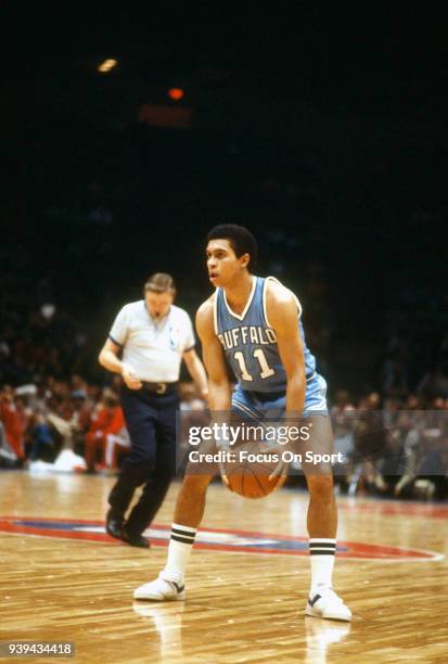 Chuck Williams of the Buffalo Braves in action against the New Jersey Nets during an NBA basketball game circa 1977 at the Rutgers Athletic Center in...