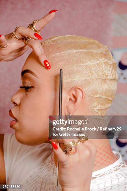 beauty portrait of young confident woman with fingerwaves styling her hair - finger waves foto e immagini stock