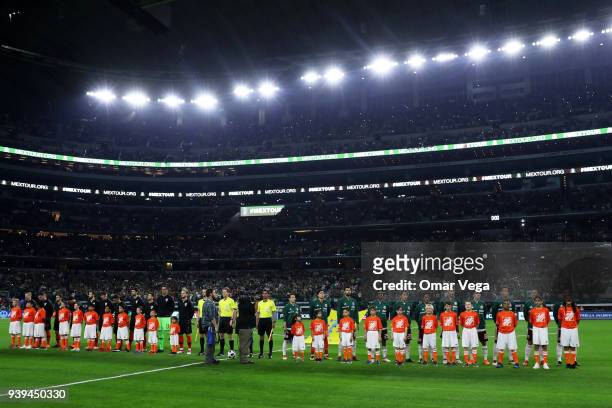Players of Croatia and Mexico pose prior the international friendly match between Mexico and Croatia at AT&T Stadium on March 27, 2018 in Arlington,...