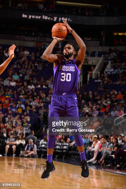 Troy Daniels of the Phoenix Suns shoots the ball against the LA Clippers on March 28, 2018 at Talking Stick Resort Arena in Phoenix, Arizona. NOTE TO...