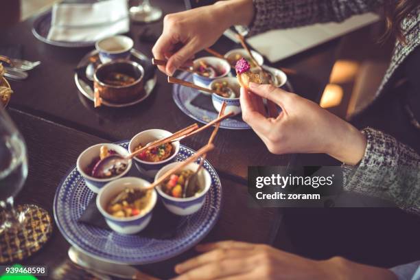 colleghi durante il pranzo di lavoro - cucina del medio oriente foto e immagini stock