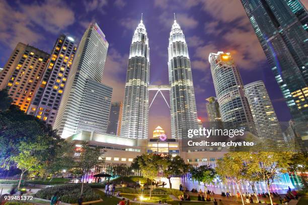 night view of klcc - kuala lumpur photos et images de collection