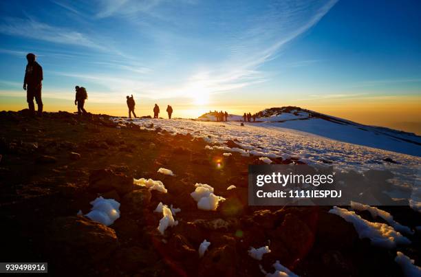 mt. kilimanjaro route zum gipfel, eine anzahl von menschen das letzte stück nach oben klettern - berg kilimandscharo stock-fotos und bilder