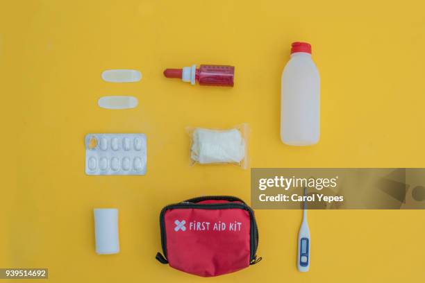 overhead shot of first aid kit - ehbo doos stockfoto's en -beelden