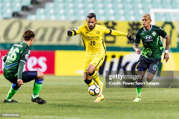 Ramon Lopes of Kashiwa Reysol C) fights for the ball with Hong Jeong-ho of Jeonbuk Hyundai Motors FC and Ricardo Lopes of Jeonbuk Hyundai Motors FC...