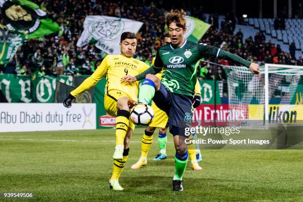 Hong Jeong-ho of Jeonbuk Hyundai Motors FC fights for the ball with Cristiano da Silva of Kashiwa Reysol during the AFC Champions League 2018 Group E...