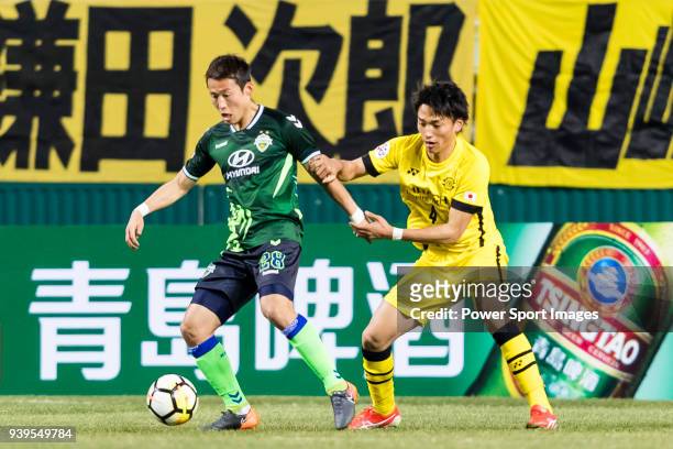 Son Jun-Ho of Jeonbuk Hyundai Motors FC fights for the ball with Shinnosuke Nakatani of Kashiwa Reysol in action during the AFC Champions League 2018...