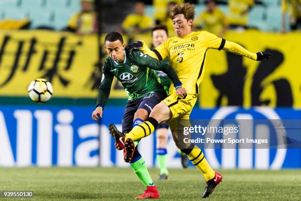 Kim Bo-Kyung of Kashiwa Reysol fights for the ball with Tiago Alves of Jeonbuk Hyundai Motors FC during the AFC Champions League 2018 Group E match...