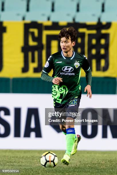 Kim Jin-Su of Jeonbuk Hyundai Motors FC in action during the AFC Champions League 2018 Group E match between Jeonbuk Hyundai Motors FC and Kashiwa...