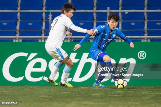 Hwang Il-Su of Ulsan Hyundai FC fights for the ball with Shintaro Kurumaya of Kawasaki Frontale during the AFC Champions League 2018 Group F match...