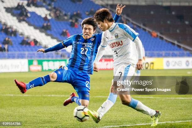 Shintaro Kurumaya of Kawasaki Frontale fights for the ball with Kim Chang-Soo of Ulsan Hyundai FC during the AFC Champions League 2018 Group F match...