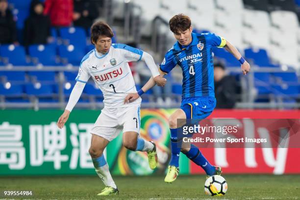 Kang Min-Soo of Ulsan Hyundai FC fights for the ball with Shintaro Kurumaya of Kawasaki Frontale during the AFC Champions League 2018 Group F match...