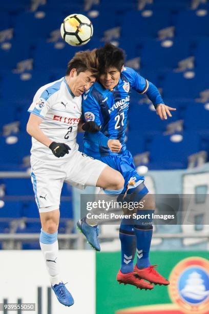 Kyohei Noborizato of Kawasaki Frontale fights for the ball with Kim Chang-Soo of Ulsan Hyundai FC during the AFC Champions League 2018 Group F match...